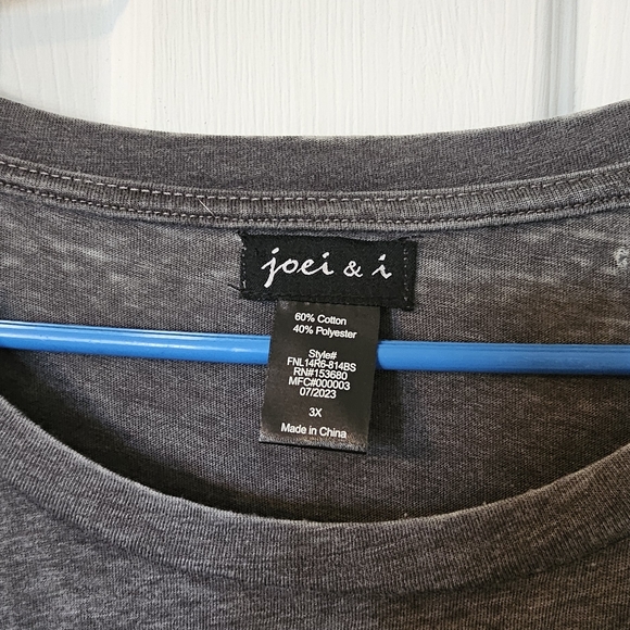 Gray Graphic Women's Top - Picture 2 of 3